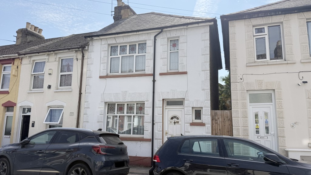 Lot: 174 - END-TERRACE HOUSE REQUIRING REFURBISHMENT - Exterior Image of house from street level